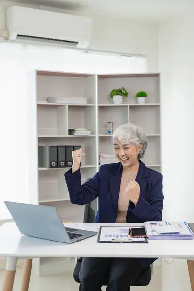 Zeer Opgewonden Aziatische Senior Zakenvrouw Gelukkig Met Behulp Van Laptop — Stockfoto