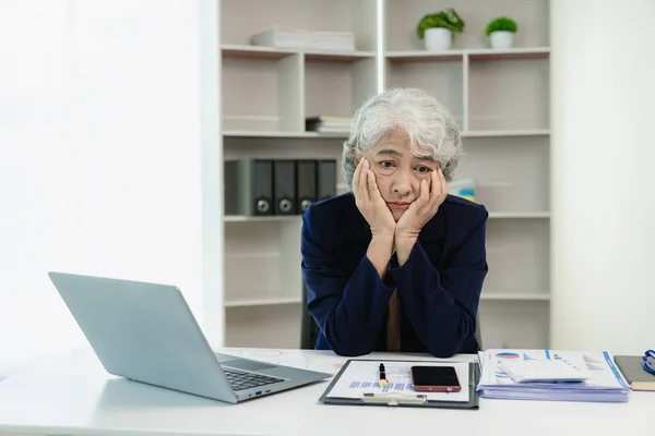 Senior Mujer Negocios Asiática Pensando Duro Con Papeleo Gráficos Financieros —  Fotos de Stock