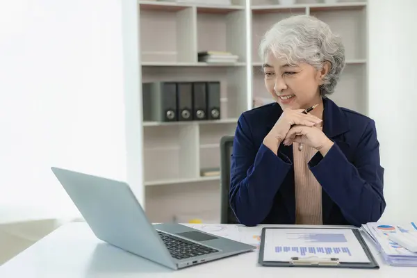 Senior Asian Businesswoman Working Graph Documents Analyze Finances Work Sitting — Stock Photo, Image