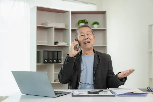 Empresário Asiático Sênior Usa Smartphone Para Conversar Com Clientes Trabalhe — Fotografia de Stock