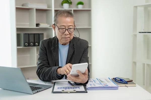 Asiático Empresário Sênior Trabalhando Escritório Com Documentos Mesa Planejamento Para — Fotografia de Stock
