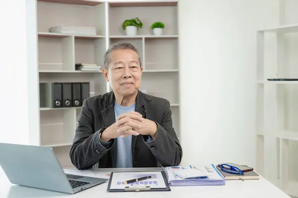 Asiático Empresário Sênior Trabalhando Escritório Com Documentos Mesa Planejamento Para — Fotografia de Stock
