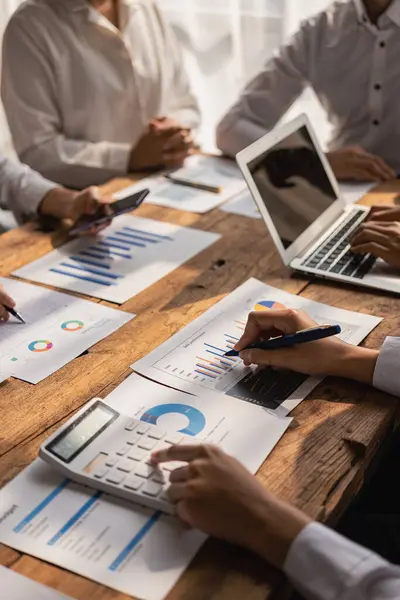 Ontmoeting Van Inkomensgrafieken Grafieken Met Een Laptop Computer Zakelijke Analyse — Stockfoto