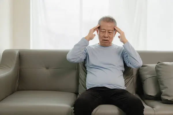 Uomo Asiatico Pensione Infelice Che Indossa Una Shirt Mal Testa — Foto Stock