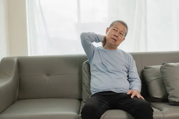 Asiático Homem Idoso Tem Dor Nas Costas Doença Cama Casa — Fotografia de Stock