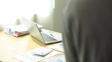 İş adamı, muhasebe doğruluğu, iş denetleme konsepti, 4k yakın çekim video için gelir ve harcamaları özet grafikten kontrol ediyor