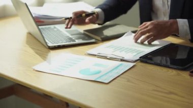 İş adamı, muhasebe doğruluğu, iş denetleme konsepti, 4k yakın çekim video için gelir ve harcamaları özet grafikten kontrol ediyor