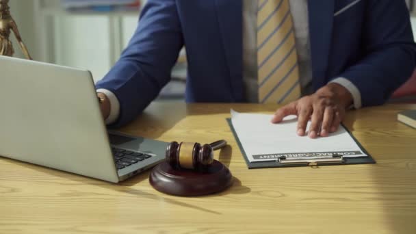 Belgelerle Çalışan Bir Avukatın Elleri Mahkeme Salonunda Veya Hukuk Bürosunda — Stok video