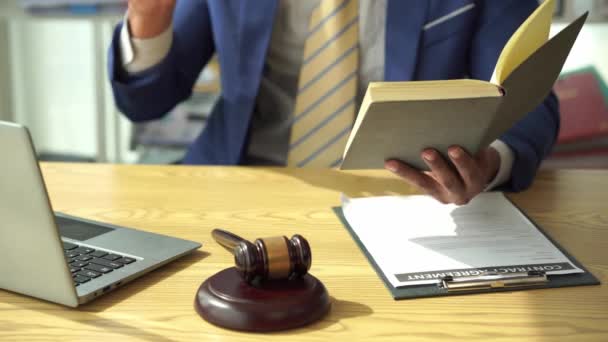 Manos Abogado Que Trabaja Con Documentos Tribunal Oficina Justicia Derecho — Vídeos de Stock