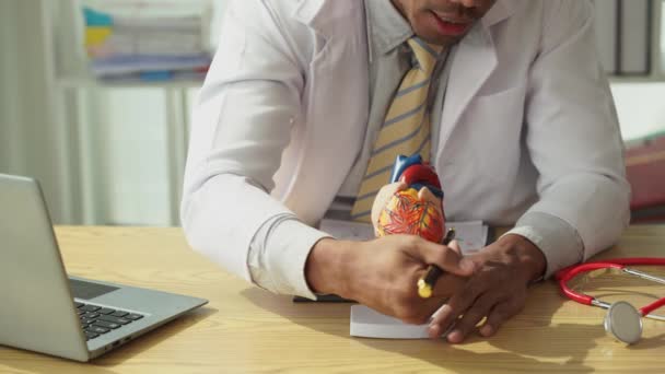 Ofiste Çalışan Genç Kardiyolog Kalp Hastalıkları Sağlık Hizmetleri Konseptlerine Göre — Stok video