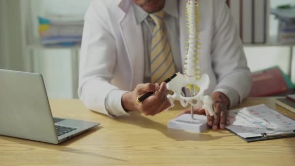 Γιατρός Εξηγεί Προβλήματα Των Οστών Πίσω Από Την Έννοια Της — Αρχείο Βίντεο