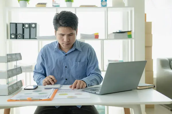 Profesyonel Asyalı Erkek Satıcı Ofisinden Gelen Dizüstü Bilgisayarla Müşterilere Kâğıt — Stok fotoğraf