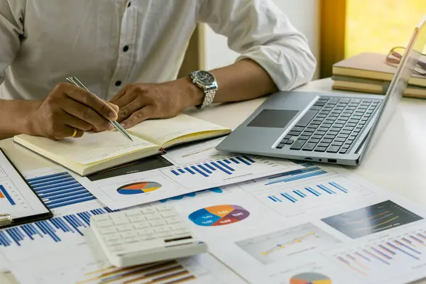ビジネスマンはグラフチャートを指し データ分析 データドキュメント チャート グラフ レポート 市場調査 財務戦略のためにラップトップコンピュータを使用します — ストック写真