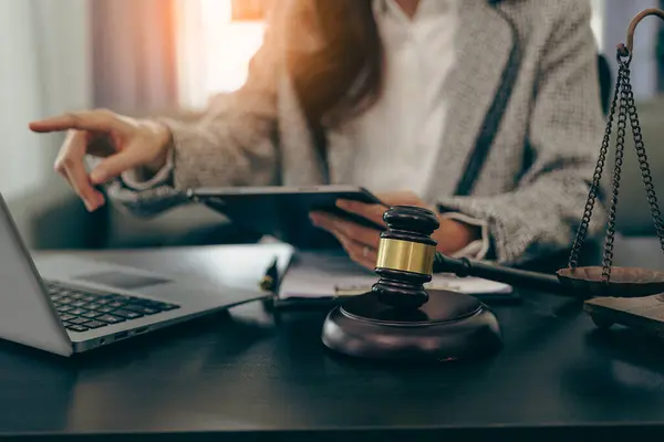 Kvinnlig Advokat Som Arbetar Kontor Eller Domstol Med Hammare Och — Stockfoto
