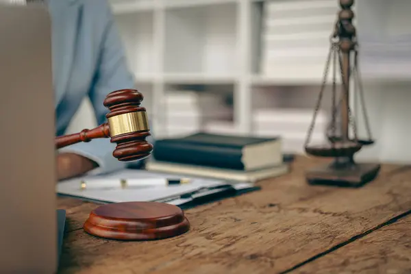 Ofiste ya da mahkemede çekiç ve skalayla çalışan kadın avukat, masada adalet, online hukuki tavsiye, avukat, danışman, adalet ve hukuk, avukat kavramı, yakın plan imajı