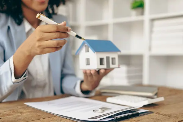Modèle Maison Avec Agent Immobilier Client Discutant Contrat Assurance Habitation — Photo