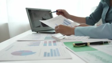 İki Asyalı iş kadını sunumlar, analizler, mali planlama ve istatistikler, ofisteki mali planlama ve istatistik ve yatırım piyasasındaki yeni başlangıç projesi fikirleri hakkında görüştü.