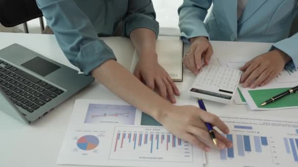 Dwie Azjatyckie Biznesmenki Omawiają Prezentacje Analizy Planowanie Finansowe Statystyki Nowe — Wideo stockowe
