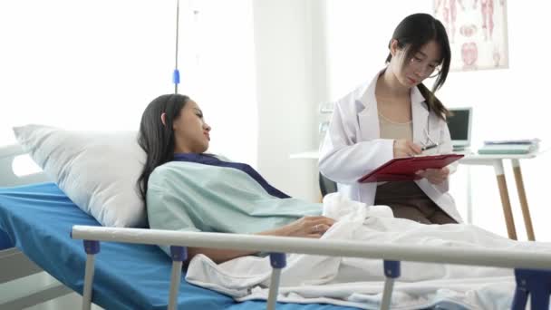 Asiatisk Kvinnlig Läkare Uniform Undersöker Kvinnlig Patient Som Ligger Sängen — Stockvideo