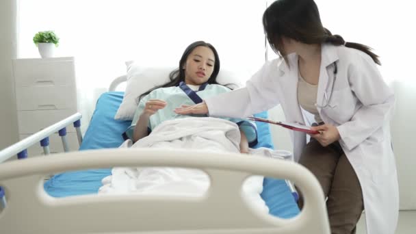 Azjatka Mundurze Badająca Pacjentkę Leżącą Łóżku Pacjenta Leżącego Łóżku Szpitalnym — Wideo stockowe