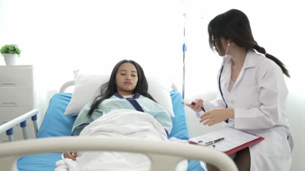 Asiatisk Kvinnlig Läkare Uniform Undersöker Kvinnlig Patient Som Ligger Sängen — Stockvideo
