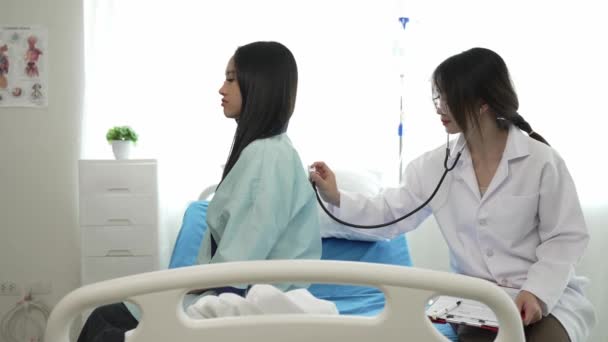 Médico Asiático Uniforme Examinando Una Paciente Acostada Cama Una Paciente — Vídeo de stock