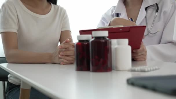 Asiatische Ärztin Weißer Arztuniform Diskutiert Mit Patientin Über Ergebnisse Oder — Stockvideo