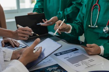 Doktor, hemşire ve stajyer dizüstü bilgisayarla ilgili bilgi arıyor. Ciddi toplantı, göğüs röntgeni filmi Radyoloğu hakkında konuşmak için tıbbi ekip toplantısı.