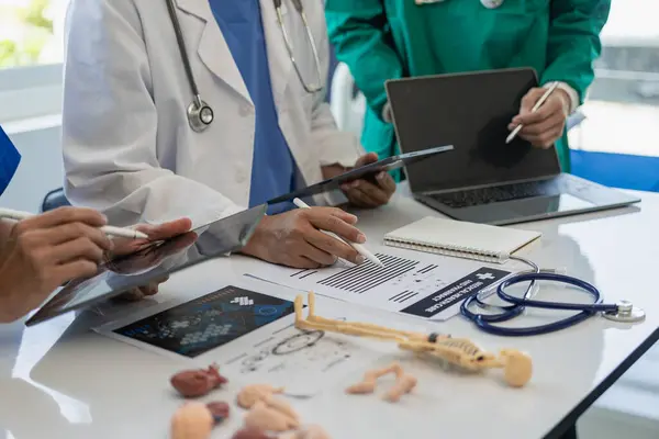 Lekarz Pielęgniarka Oraz Stażysta Poszukują Informacji Temat Laptopa Poważne Spotkanie — Zdjęcie stockowe