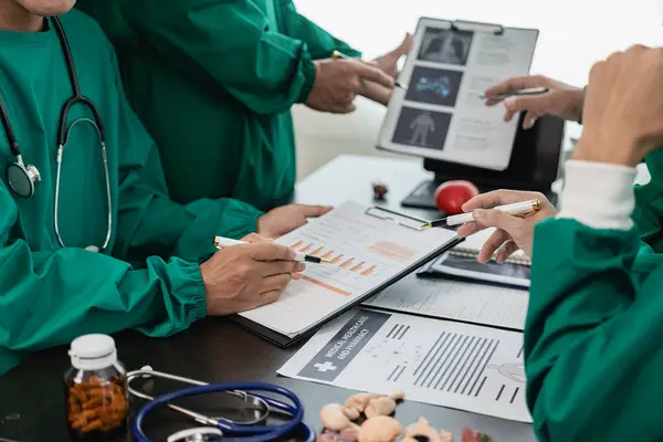 Médico Enfermeiro Estagiário Procuram Informações Sobre Laptop Reunião Séria Reunião — Fotografia de Stock