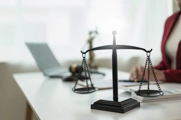 Asiatische Rechtsanwältin Die Büro Oder Gericht Mit Hammer Und Justizblock — Stockfoto