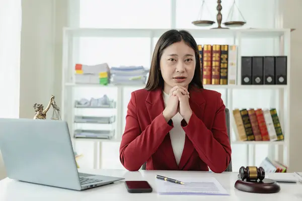 アジアの女性弁護士がオフィスや裁判所で働き ハンマーと司法パッドをテーブルに置き 不動産ビジネスの新しい法律をオンラインで助言します 法律サービス アドバイス — ストック写真