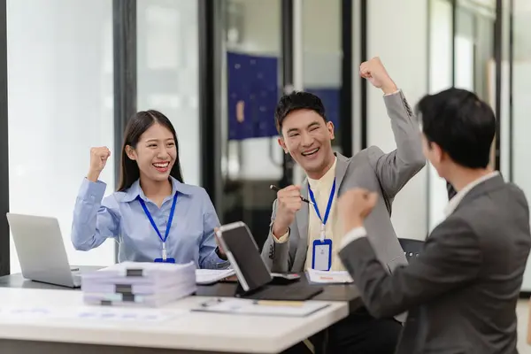 Skupina Kreativních Podnikatelů Asijský Tým Šťastný Úspěšné Partnerství Oslavit Dávání — Stock fotografie