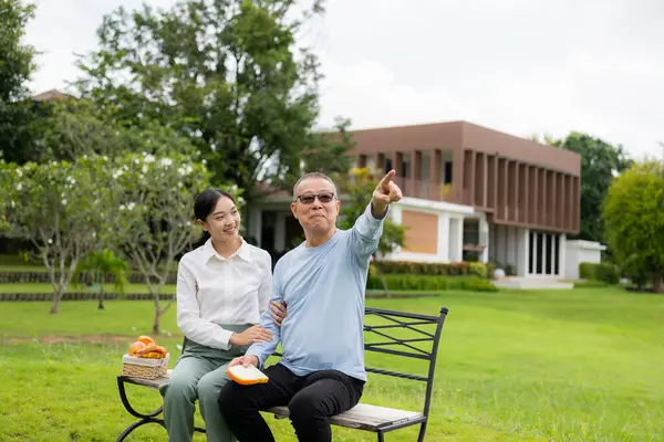 Aziatische Verpleegkundige Verzorging Voor Een Oude Man Tuin Thuis Verpleegkundige — Stockfoto
