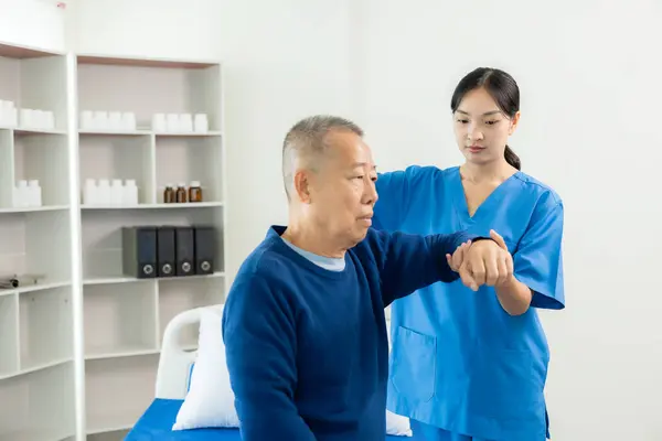Vecchio Asiatico Sta Facendo Fisioterapia Con Supporto Infermiera Soggiorno Esercitandosi — Foto Stock