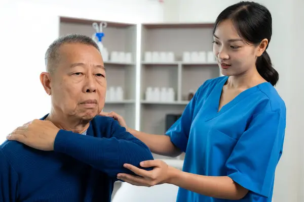 Velho Asiático Está Fazendo Fisioterapia Com Apoio Uma Enfermeira Sala — Fotografia de Stock