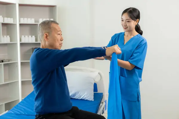 Velho Asiático Está Fazendo Fisioterapia Com Apoio Uma Enfermeira Sala — Fotografia de Stock