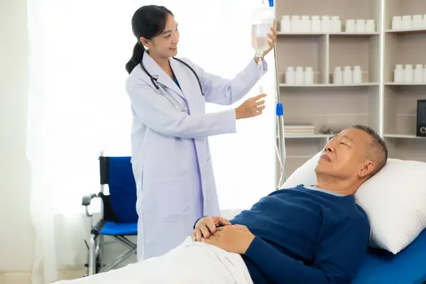 Doktor Nabzını Kontrol Ederken Yaşlı Bir Adam Hastanede Yatıyor Doktor — Stok fotoğraf