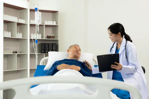 Doktor Nabzını Kontrol Ederken Yaşlı Bir Adam Hastanede Yatıyor Doktor — Stok fotoğraf