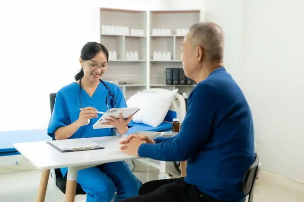 Asiatico Professionale Medico Femminile Parlando Con Paziente Maschio Circa Suo — Foto Stock