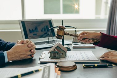 Avukat ve adalet kavramı, erkek avukat ve müvekkil arasındaki tartışma, tavsiye verme ve mali hukuki konulara devam etme. Resmi kapat..