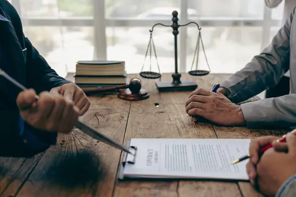 Advocaat Rechtsbegrip Discussie Tussen Mannelijke Advocaat Cliënt Het Geven Van — Stockfoto