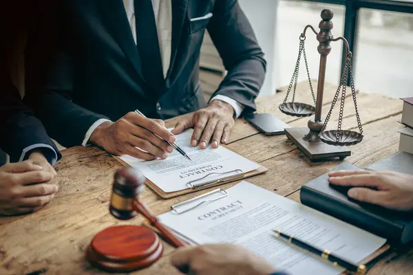 弁護士と司法コンセプト 男性弁護士とクライアントの間のディスカッション アドバイスと財務法的問題を進める クローズアップ画像 — ストック写真