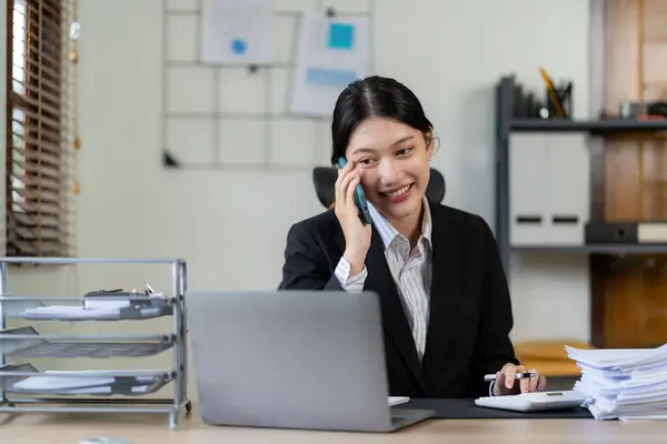 Professional Asian Female Accountant Focuses Her Sales Accounts Using Calculator — Stock Photo, Image