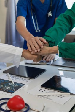 Tıbbi ve cerrahi ekipler hastalıklarla ve virüslerle savaşmak için el ele verip birlikte çalışıyorlar. Hastane ofisinde ya da klinikte doktorlarla ya da hemşirelerle çalışan profesyonel bir doktor.