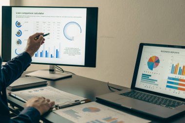 İş muhasebe konsepti İşadamı dizüstü bilgisayar bütçesi ile hesap makinesi kullanır ve ödünç alınmış kağıt harcamaları, harcamalar, online vergiler, şirket bütçeleri, yakın plan resimleri