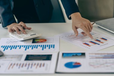İş muhasebe konsepti İşadamı dizüstü bilgisayar bütçesi ile hesap makinesi kullanır ve ödünç alınmış kağıt harcamaları, harcamalar, online vergiler, şirket bütçeleri, yakın plan resimleri