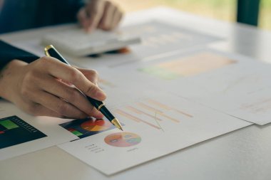 İş muhasebe konsepti İşadamı dizüstü bilgisayar bütçesi ile hesap makinesi kullanır ve ödünç alınmış kağıt harcamaları, harcamalar, online vergiler, şirket bütçeleri, yakın plan resimleri