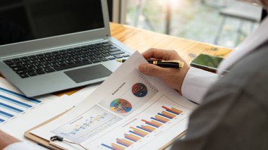 İş muhasebe konsepti İşadamı dizüstü bilgisayar bütçesi ile hesap makinesi kullanır ve ödünç alınmış kağıt harcamaları, harcamalar, online vergiler, şirket bütçeleri, yakın plan resimleri
