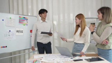 UI Ux Tasarımcı Mobil Uygulama Planı Yaratıcı Dijital Geliştirme Ajansı Renk Kodu Şebekesi üzerinde UX UI UI 4k buluşmasında birlikte çalışan UI Ux Ux Tasarımcısı